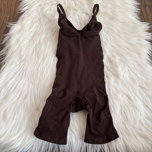 SKIMS Seamless Sculpt Mid Thigh Brief Bodysuit XS COCOA NEW - Picture 5 of 7